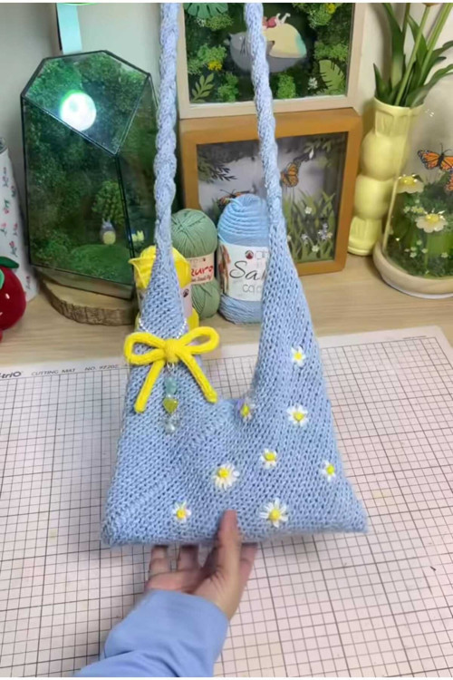 Vintage Tarz Örgü Çanta – Çiçek Ve Fiyonk Charm Detaylı El Yapımı Omuz Çantası – Çanta Charm