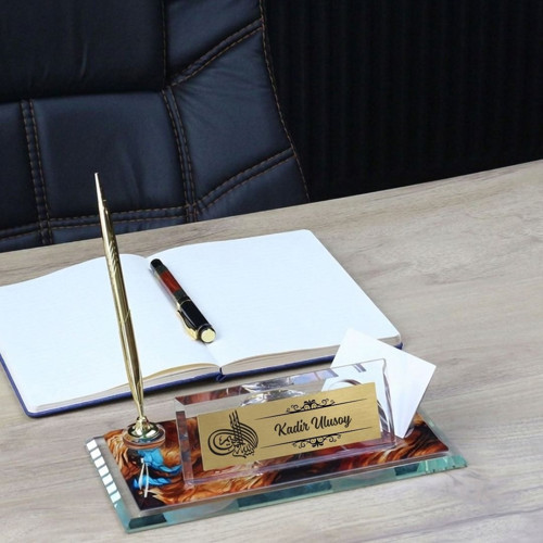 Besmele Tasarımlı Saatli Cam Masa İsimliği - Kartvizitlikli Kalemli Dini Ofis Hediyesi