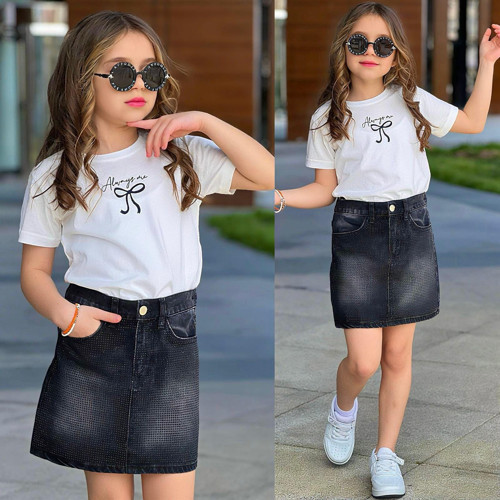 Kız Çocuk Beyaz Basic Tişört & Siyah Mini Etek Kombini – Şık ve Günlük Stil 2642