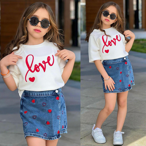Kız Çocuk 2’li Takım – Love Baskılı Tişört & Kalp Desenli Kot Şort Etek Şık Yaz Kombini 2675M