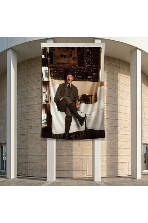 Atatürk Odasında Çalışırken Poster Bayrak Premium Raşel Kumaş ATA57 2x3m