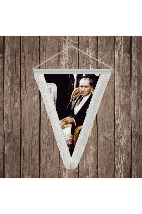 Koltukta Oturan Atatürk- Takım Elbiseli Atatürk Beyaz Saçaklı Üçgen Flama Bayrak Hatıra Flama ATA25