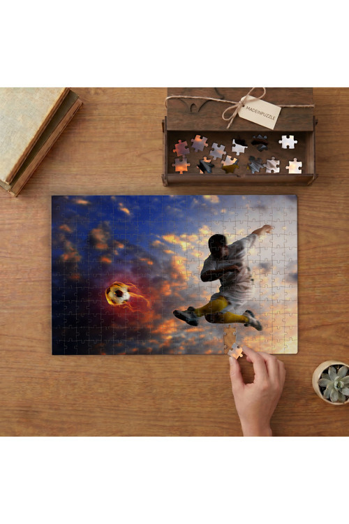 Alevli Topa Vuran Futbolcu Tasarımı 240 parça Ahşap Puzzle Ahşap Kutuda MP00809