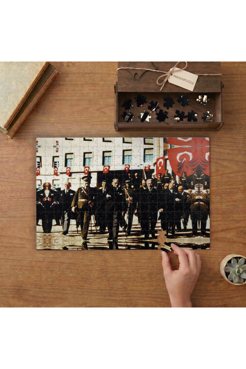 Atatürk - 29 Ekim Cumhuriyet Bayramı Tasarımı 240 parça Ahşap Puzzle Ahşap Kutuda MP06943