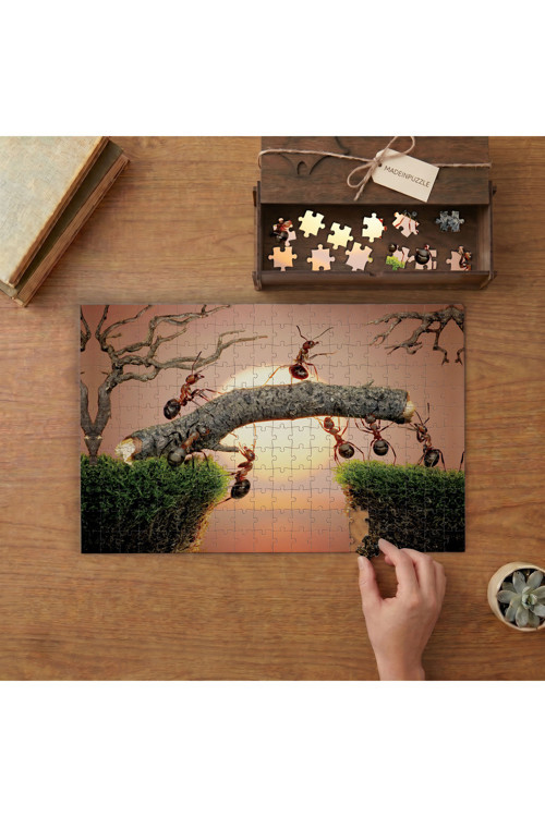 Ağaç Dalı Taşıyan Karıncalar Tasarımı 240 parça Ahşap Puzzle Ahşap Kutuda MP06555