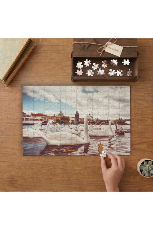 Beyaz Kuğular Tasarımı 240 parça Ahşap Puzzle Ahşap Kutuda MP01837