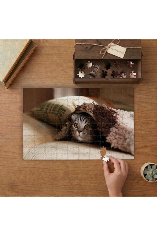 Battaniyenin Altındaki Sevimli Kedi Tasarımı 240 parça Ahşap Puzzle Ahşap Kutuda MP05598