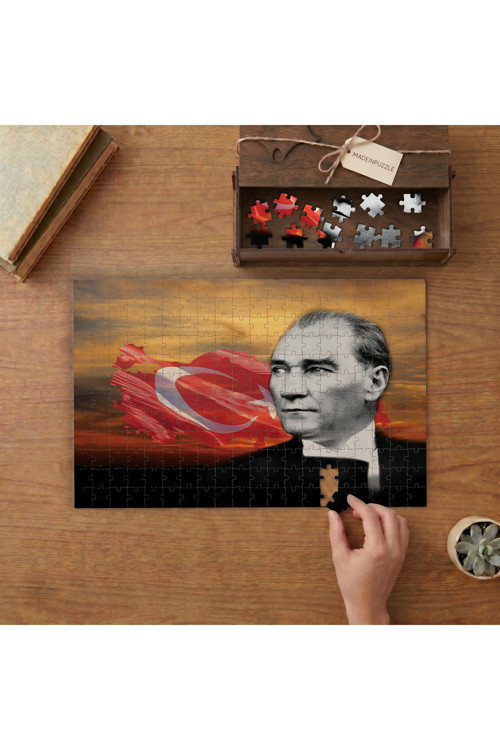 Atatürk ve Türk Bayrağı Tasarımı 240 parça Ahşap Puzzle Ahşap Kutuda MP07014