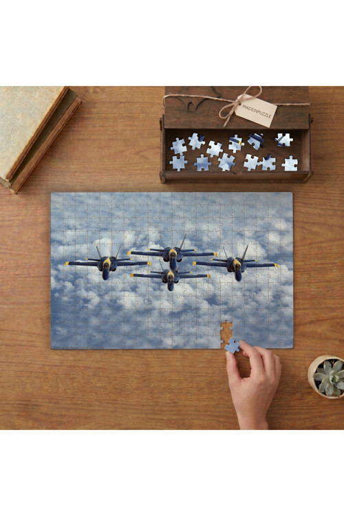 Blue Angels Uçak Gösterisi Tasarımı 240 Parça Ahşap Puzzle Ahşap Kutuda MPY10465