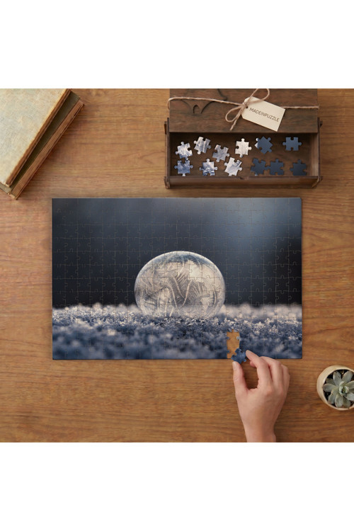 Buz Kristalleri Üzerinde Donmuş Küre Tasarımı 240 parça Ahşap Puzzle Ahşap Kutuda MP03972