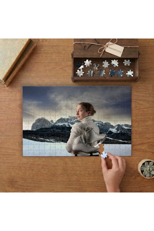 Buz Pateni Yapan Kadın - Dağlar- Manzara Tasarımı 240 parça Ahşap Puzzle Ahşap Kutuda MP00916