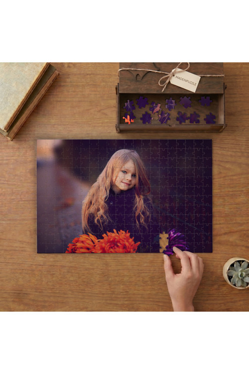 Çiçeklerin Arasında Güzel Sarışın Küçük Kız Tasarımı 240 parça Ahşap Puzzle Ahşap Kutuda MP02005