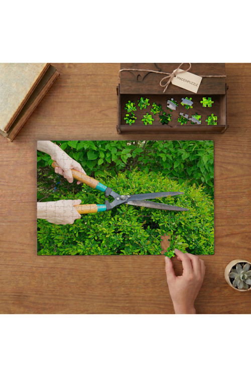 Çim Biçme Makası- Bahçe Bakımı Tasarımı 240 parça Ahşap Puzzle Ahşap Kutuda MP00787