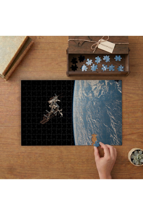 Dünya - Uzay İstasyonu Tasarımı 240 Parça Ahşap Puzzle Ahşap Kutuda MPY40492