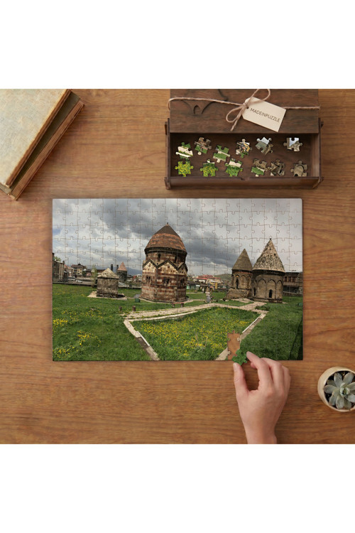 Erzurum Üç Kümbetler Tasarımı 240 parça Ahşap Puzzle Ahşap Kutuda MP07335