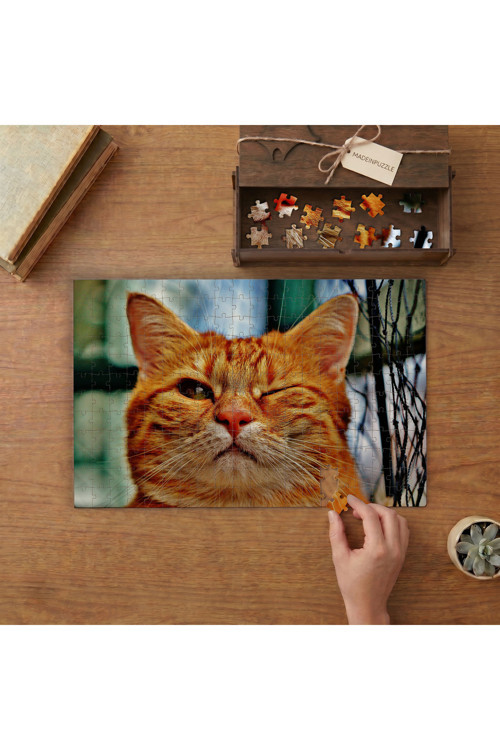 Göz Kırpan Sarı Kedi Tasarımı 240 parça Ahşap Puzzle Ahşap Kutuda MP08727