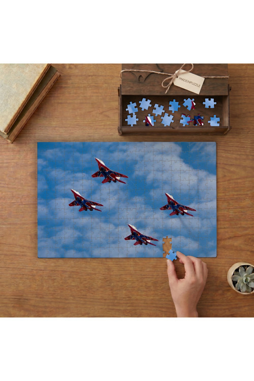 Havada Kırmızı Savaş Uçakları Tasarımı 240 Parça Ahşap Puzzle Ahşap Kutuda MPY10107