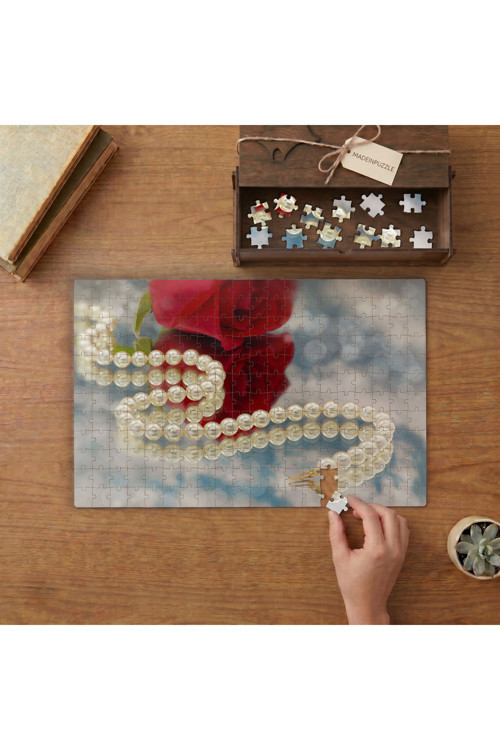 İnciler Kırmızı Gül Tasarımı 240 parça Ahşap Puzzle Ahşap Kutuda MP00151