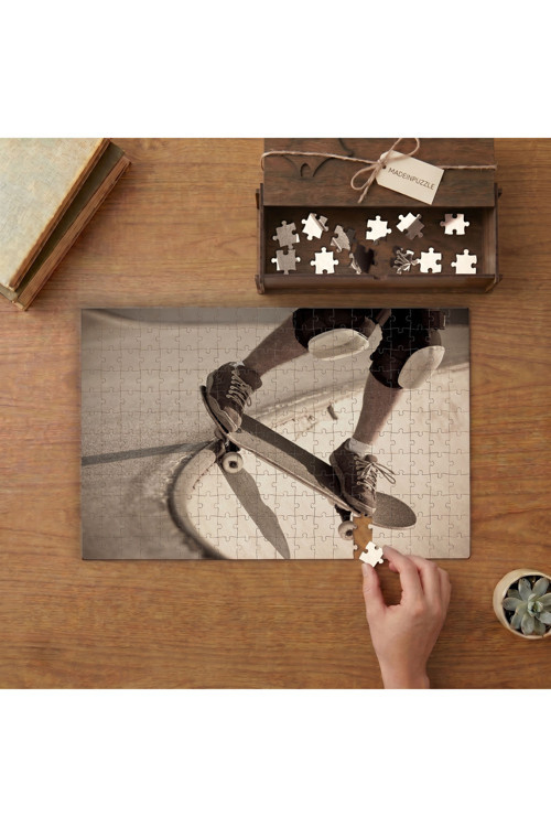 Kaykay Süren Ayaklar Tasarımı 240 parça Ahşap Puzzle Ahşap Kutuda MP03458