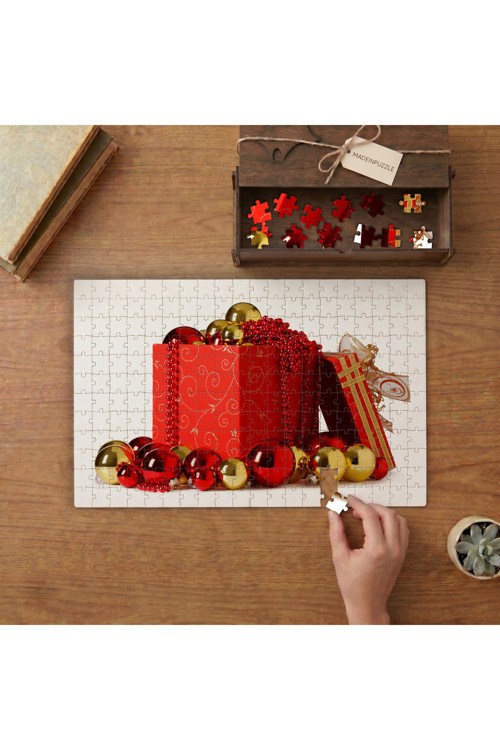 Kırmızı Kutunun İçindeki Süsler Tasarımı 240 parça Ahşap Puzzle Ahşap Kutuda MP00525