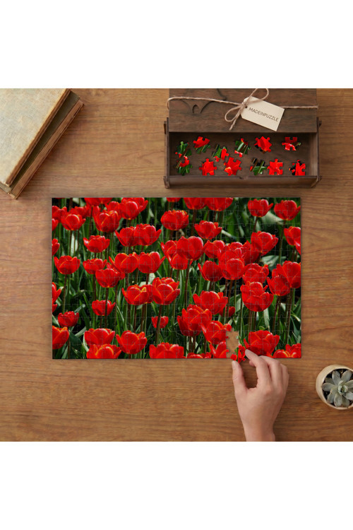 Kırmızı Laleler - Lale Bahçesi Tasarımı 240 parça Ahşap Puzzle Ahşap Kutuda MP05219