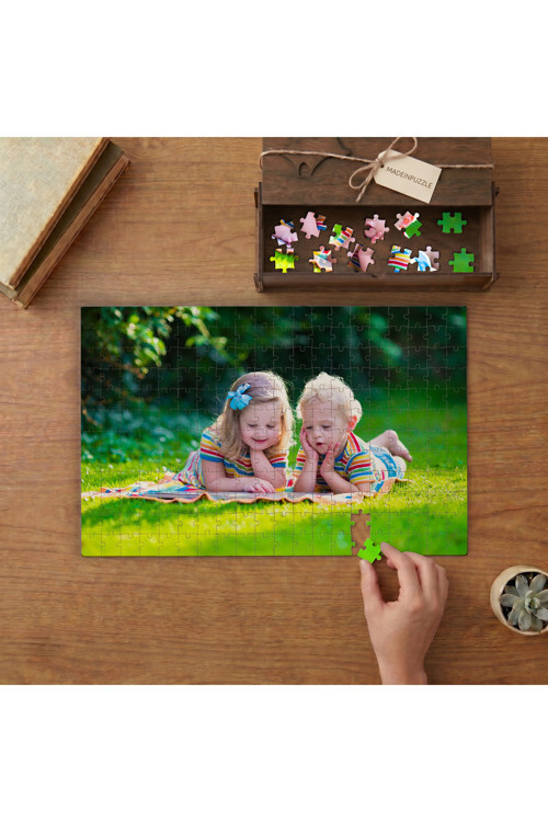 Kitap Okuyan Kardeşler Tasarımı 240 parça Ahşap Puzzle Ahşap Kutuda MP03537