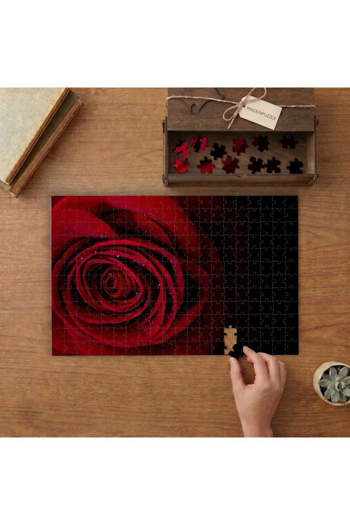 Kırmızı Gül Yakın Çekim Tasarımı 240 parça Ahşap Puzzle Ahşap Kutuda MP03468