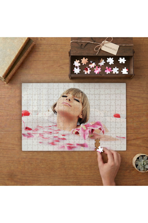 Köpük Banyosu Yapan Kadın Tasarımı 240 parça Ahşap Puzzle Ahşap Kutuda MP00625
