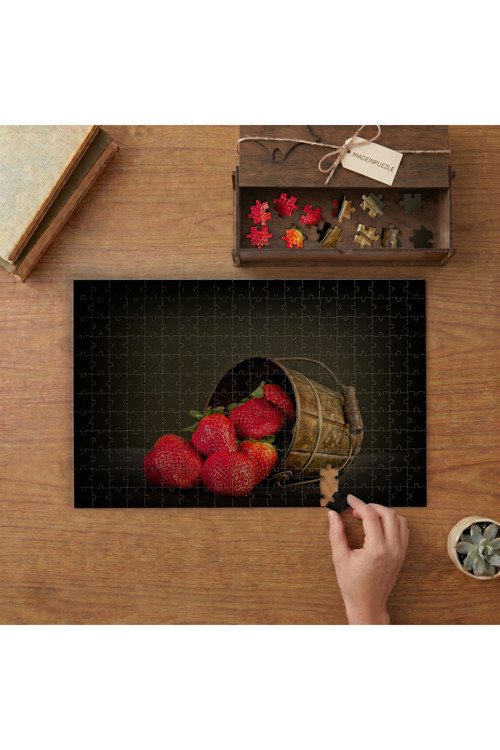 Kovadan Dökülen Çilekler Tasarımı 240 parça Ahşap Puzzle Ahşap Kutuda MP03977