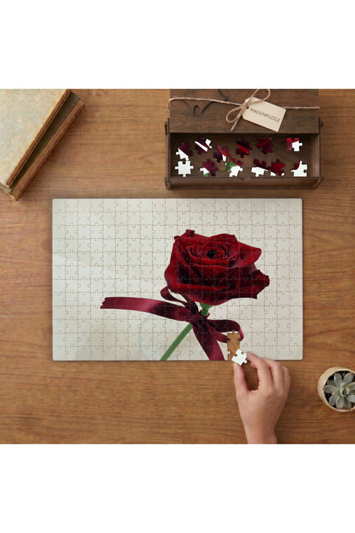 Kurdeleli Kırmızı Gül Tasarımı 240 parça Ahşap Puzzle Ahşap Kutuda MP00209
