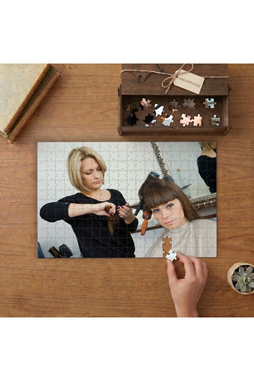 Kuaföründe Saçını Kestiren Kadın Tasarımı 240 parça Ahşap Puzzle Ahşap Kutuda MP00615