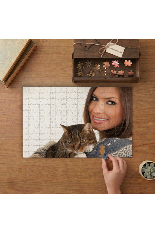 Kucağında Kedi İle Güzel Kadın Tasarımı 240 parça Ahşap Puzzle Ahşap Kutuda MP00592