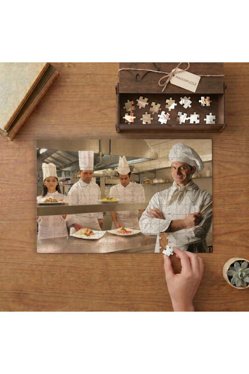 Mutfakta Aşçılar Tasarımı 240 parça Ahşap Puzzle Ahşap Kutuda MP00758