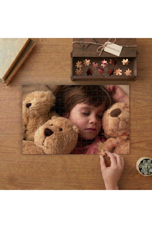 Oyuncakların Arasında Uyuyan Çocuk Tasarımı 240 parça Ahşap Puzzle Ahşap Kutuda MP00690