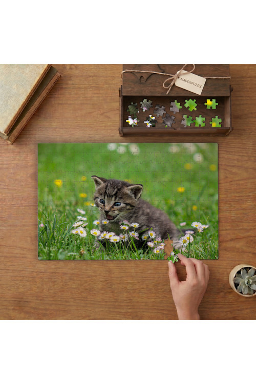Papatyaların İçinde Sevimli Yavru Kedi Tasarımı 240 parça Ahşap Puzzle Ahşap Kutuda MP05089