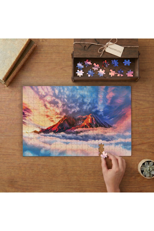 Renkli Bulutlar Arasındaki Dağ Tasarımı 240 Parça Ahşap Puzzle Ahşap Kutuda MPY50188