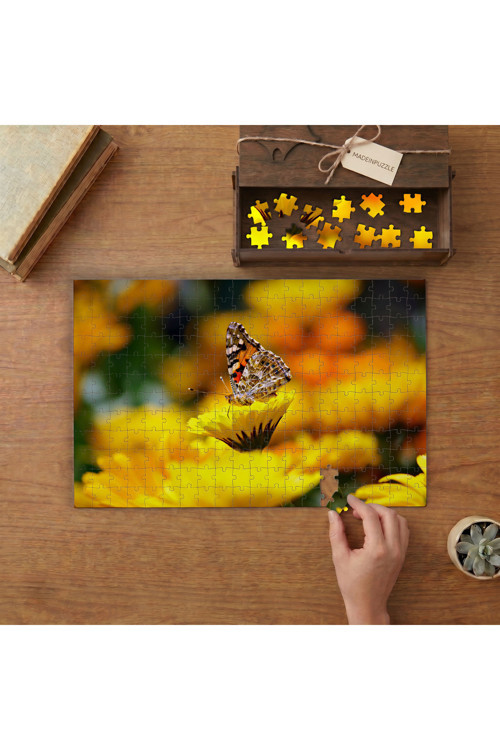 Sarı Çiçeklere Konan Mükemmel Kelebek Tasarımı 240 parça Ahşap Puzzle Ahşap Kutuda MP04437