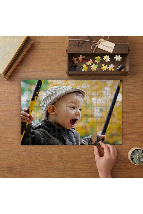 Salıncakta Sallanan Çocuk Tasarımı 240 parça Ahşap Puzzle Ahşap Kutuda MP00667