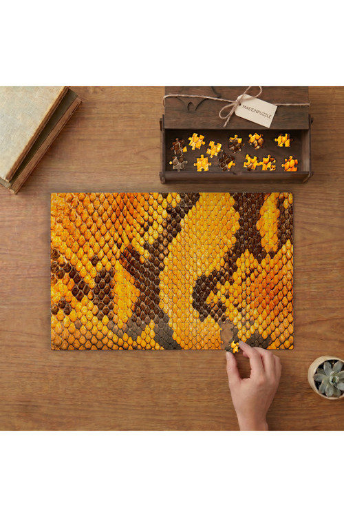 Sarı Yılan Derisi Yakın Çekim Tasarımı 240 parça Ahşap Puzzle Ahşap Kutuda MP02426