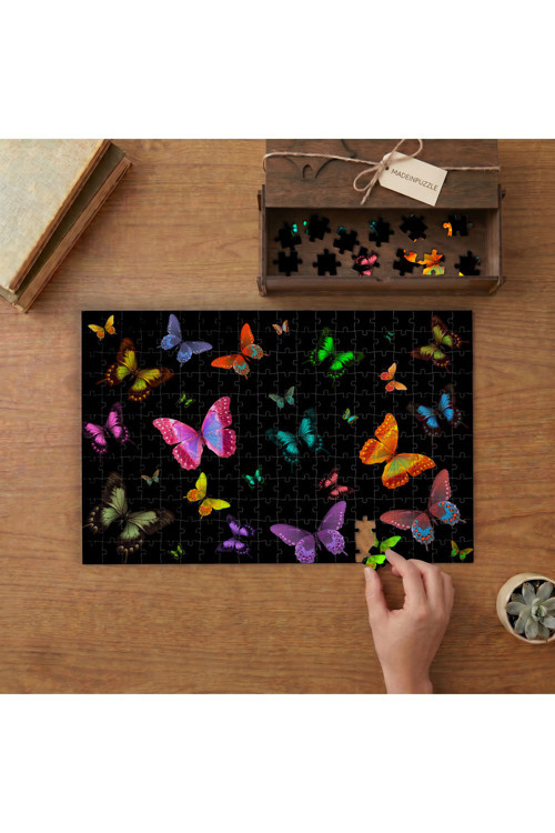 Siyah Zeminde Rengarenk Kelebekler Tasarımı 240 parça Ahşap Puzzle Ahşap Kutuda MP04943