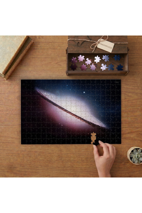 Sombrero Gökadası - Sombrero Galaksisi Tasarımı 240 Parça Ahşap Puzzle Ahşap Kutuda MPY40352