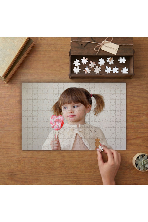 Şeker Yiyen Kız Çocuğu Tasarımı 240 parça Ahşap Puzzle Ahşap Kutuda MP00666