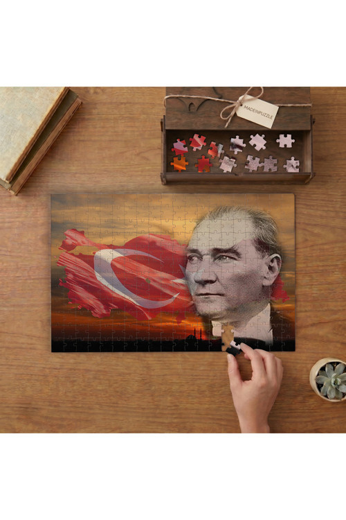 Türk Bayrağı ve Mustafa Kemal Atatürk Tasarımı 240 parça Ahşap Puzzle Ahşap Kutuda MP03162