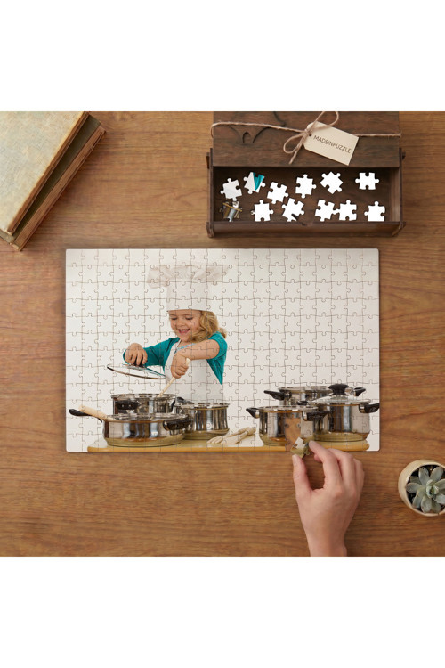 Yemek Yapan Aşçı Çocuk Tasarımı 240 parça Ahşap Puzzle Ahşap Kutuda MP00686