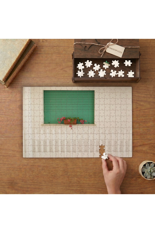 Yeşil Pencerenin Önünde Renkli Çiçek Tasarımı 240 parça Ahşap Puzzle Ahşap Kutuda MP01120