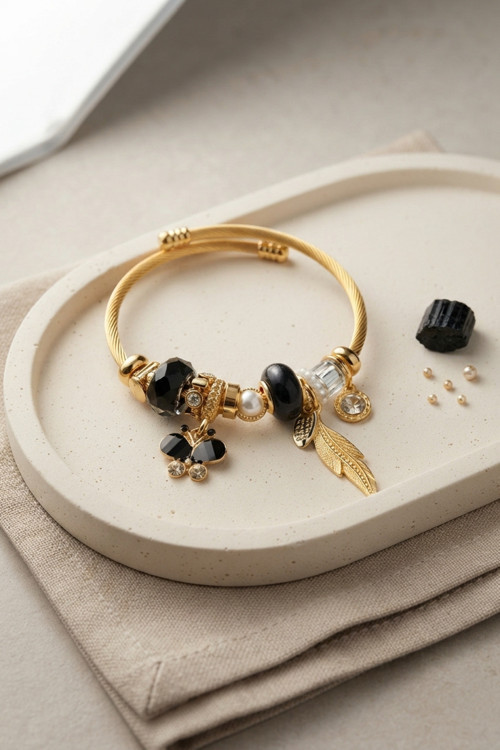 Kelebek Model Gold Renk Siyah Charmlı Bileklik - Lisinya