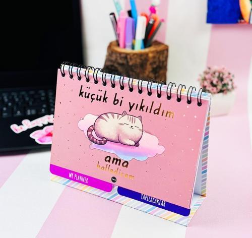 Küçük Bi Yıkıldım V2 Tasarımlı Yeni Nesil Masa Üsü Planner 2 Sayfa Sticker