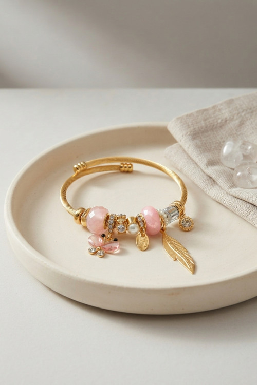Model Gold Renk Pembe Charmlı Bileklik - Lisinya