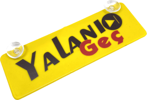 Yalanı Geç Yazılı Sarı Dekor Plaka Vantuzlu Cam Süsü 22x7.5cm