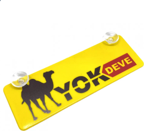 Yok Deve Yazılı Sarı Dekor Plaka Vantuzlu Cam Süsü 22x7.5cm